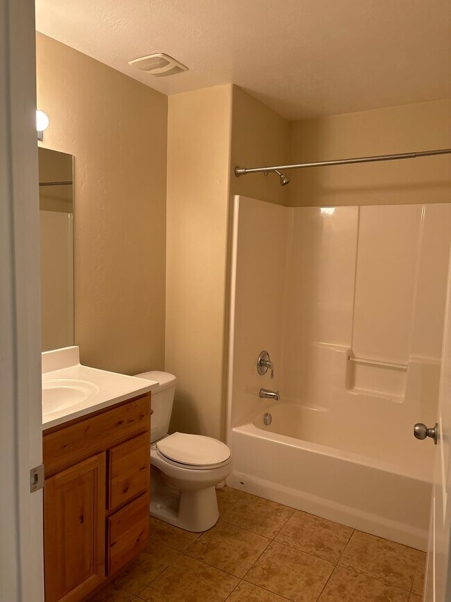 Building Photo - 3 Bedroom 2 Bathroom Townhome