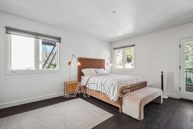 Building Photo - 9842 Portola Dr