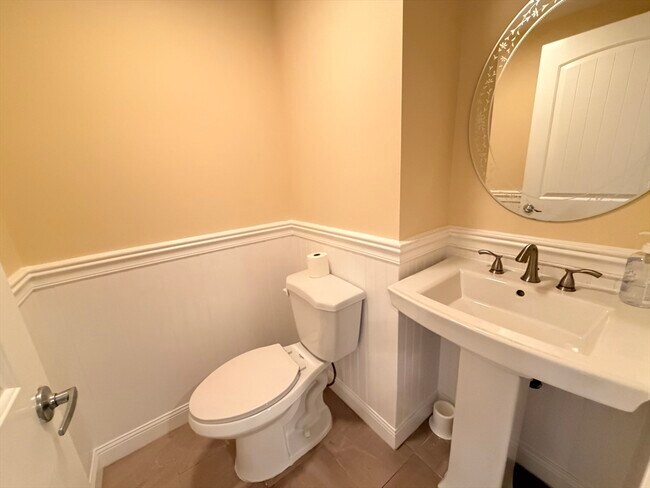 Building Photo - 112 E Quinobequin Rd