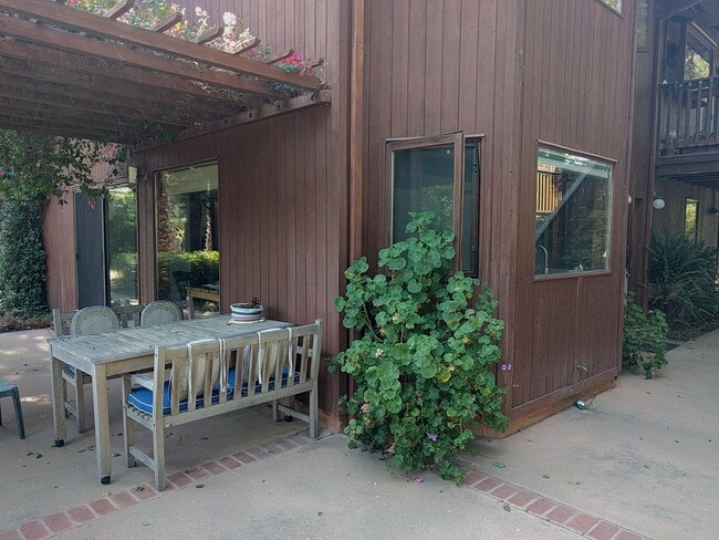 Building Photo - 4609 Vista Buena Rd