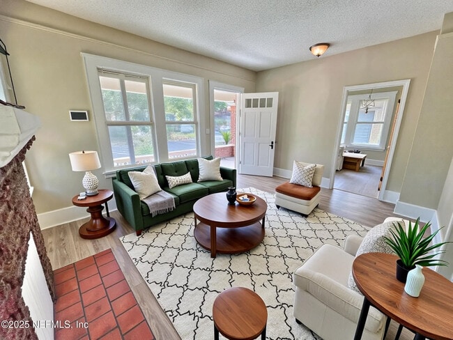 Building Photo - 213 W 24th St