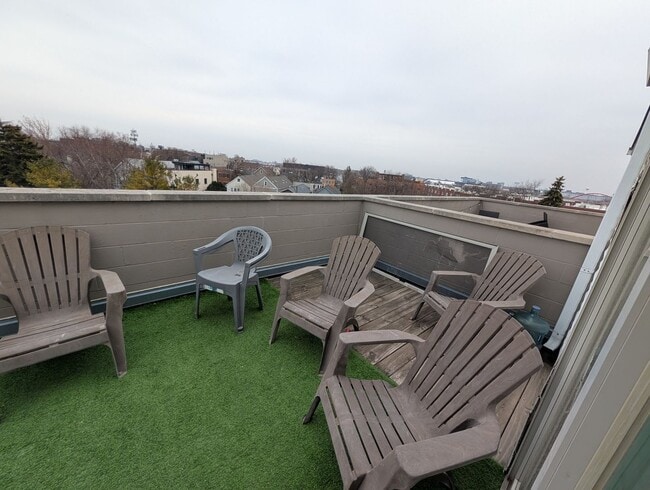 Building Photo - Rarely on the Market! Luxury 4-Bed/3-Bath Duplex in Lincoln Park