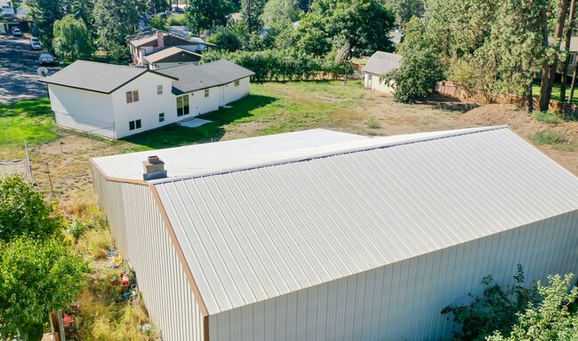 Building Photo - 2152-200 Hemlock