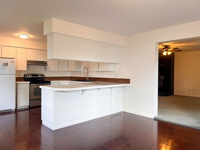 Building Photo - 1055 River St