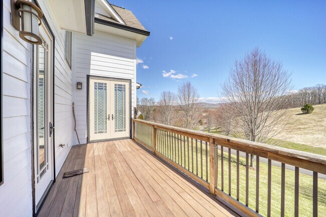 Building Photo - 137 N Ridge Ln