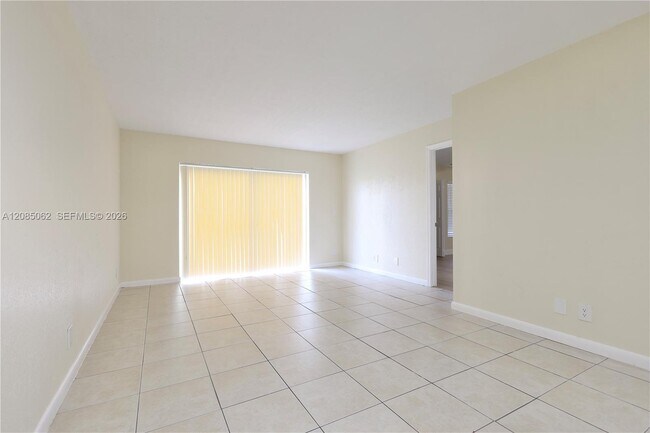 Building Photo - 909 Twin Lakes Dr