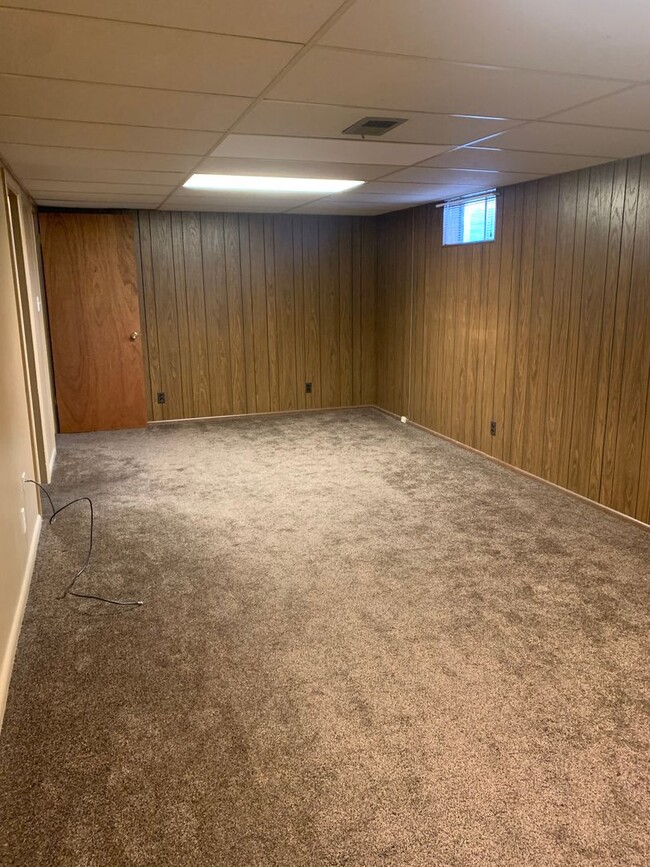 Building Photo - 3 BEDROOMS, PLUS BONUS ROOM, 2 BATHROOM, S...