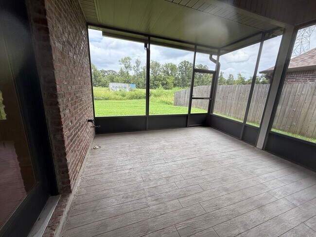 Building Photo - 908 Lakehaven Dr