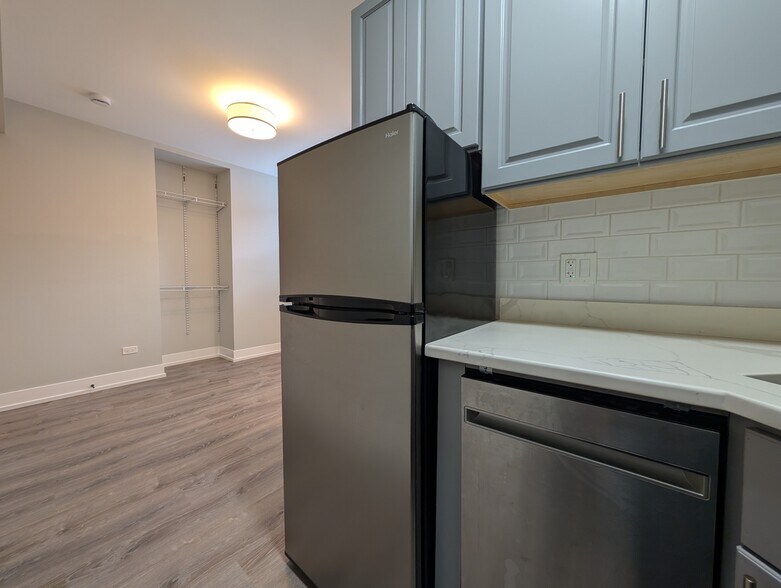 Building Photo - 515 W Belmont Ave