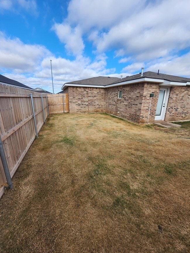 Building Photo - 3 bed 2 bath home, 1 car garage