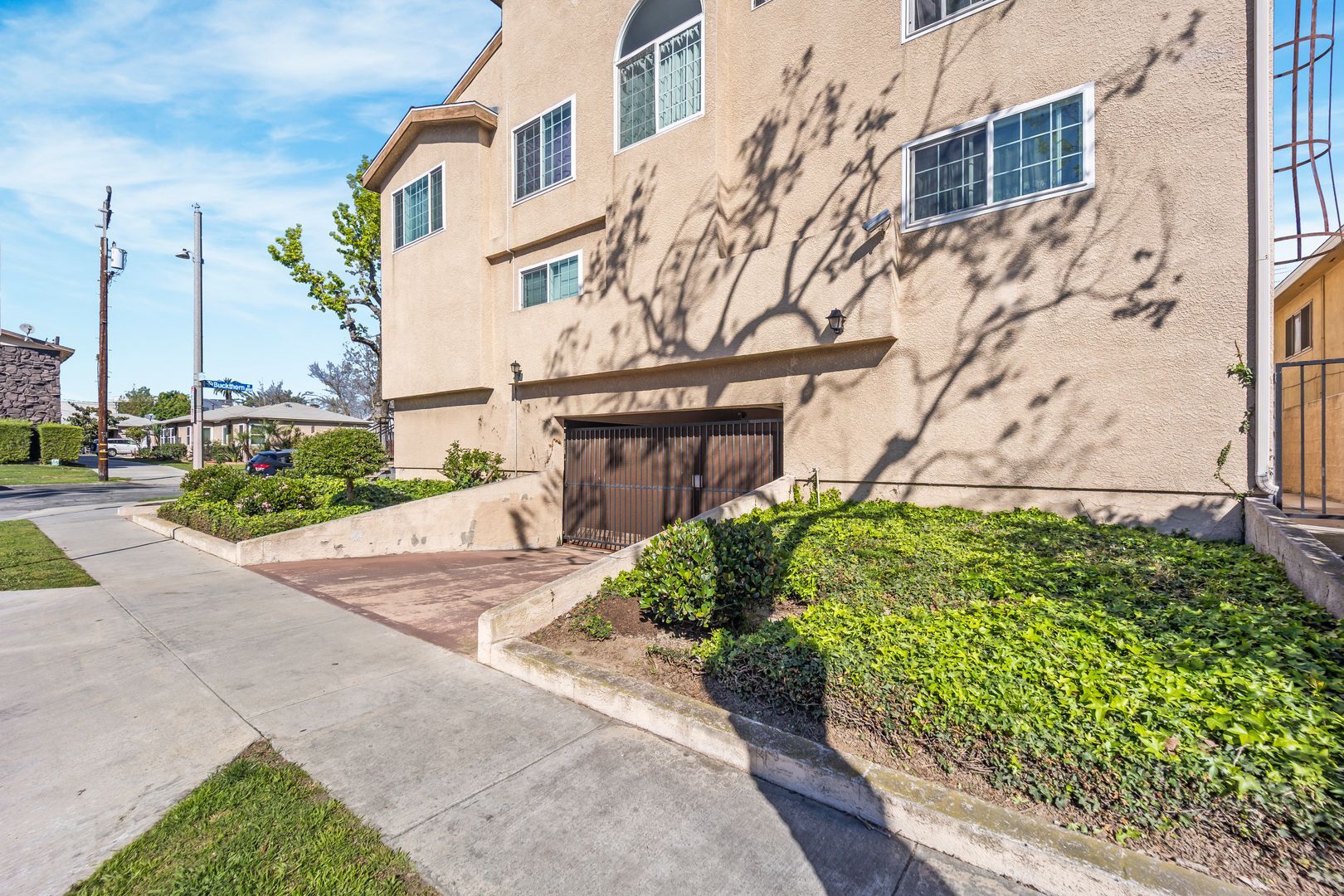 Building Photo - 248 E Buckthorn St