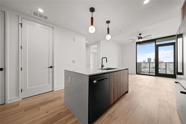 Building Photo - 84 East Ave