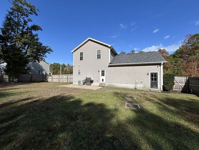 Building Photo - Enjoy private living in this beautiful 3 bedroom, 2.5 bathroom home on almost half acre lot!