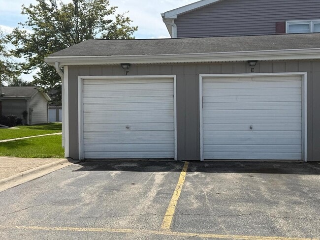 Building Photo - 1305 Kingsbury Dr