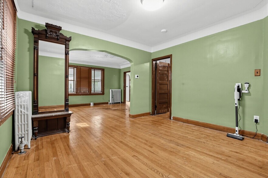 Building Photo - 884 Beaconsfield Ave