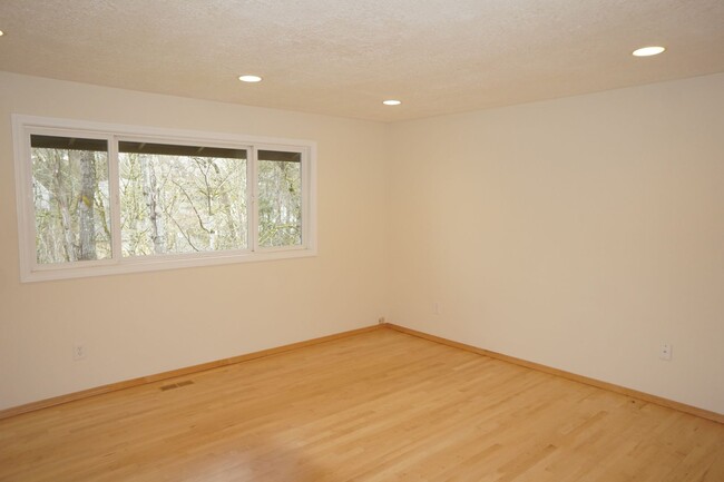 Building Photo - Beautiful NW Portland Heights 4 bedroom