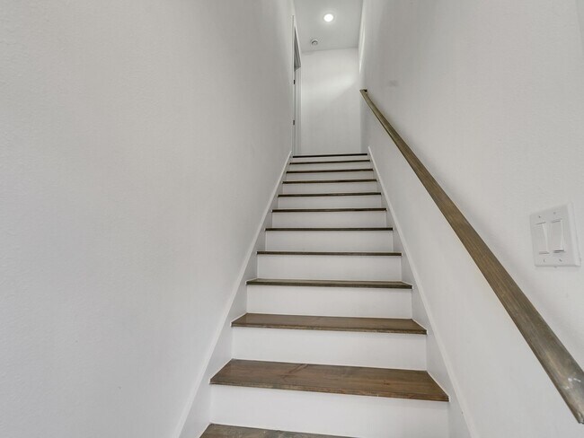 Building Photo - ? Spacious & Stylish 3-Bed Home – Garage Included! ?