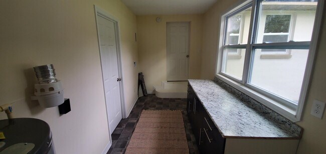 Building Photo - 854 Allison St