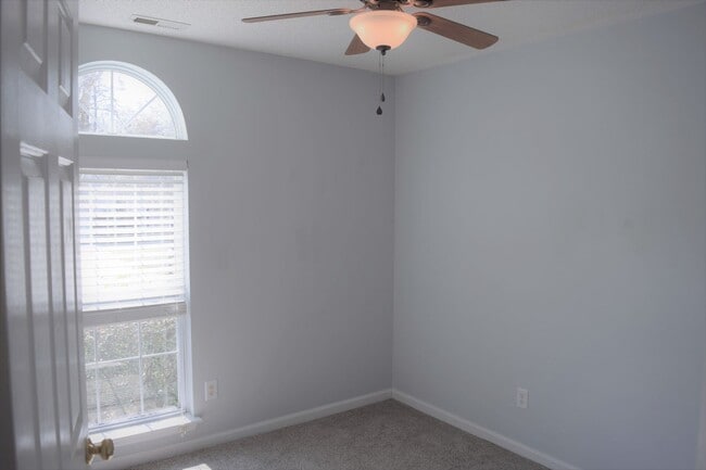 Building Photo - Cute Ranch Style Home - Fenced Yard