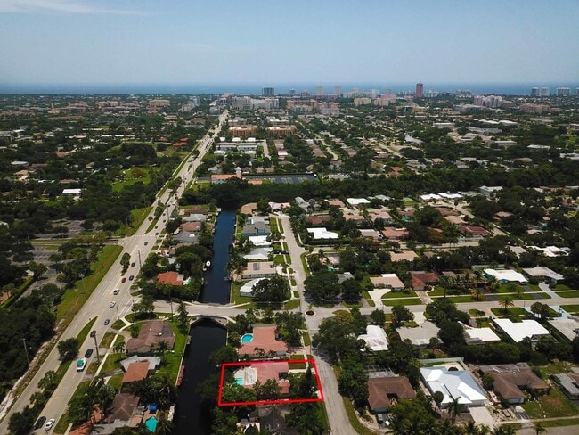 Building Photo - 709 W Royal Palm Rd