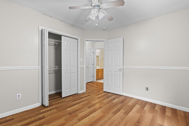 Building Photo - Cul-de-Sac Retreat with Vaulted Ceilings, Fireplace & Large Deck