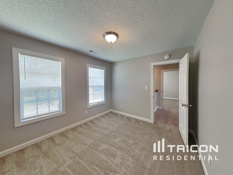 Building Photo - 2829 Rosemeade Dr