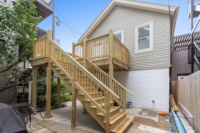 Primary Photo - 1013 N Winchester Ave