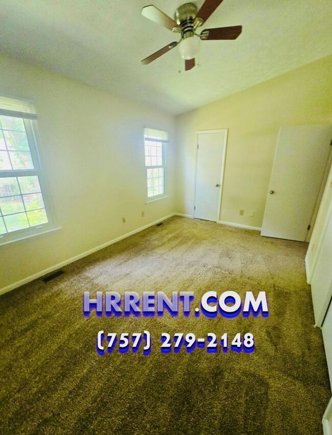Building Photo - Lovely 2 Bedroom 2.5 Bathroom Townhouse lo...
