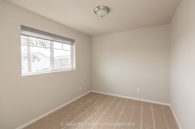 Building Photo - Beautiful 4 Bedroom Home in SE Bend with putting green!