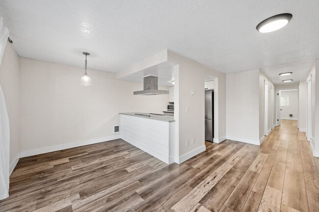 Building Photo - 2-Bed Condo in Kent – Fireplace, Balcony & Convenient Location!