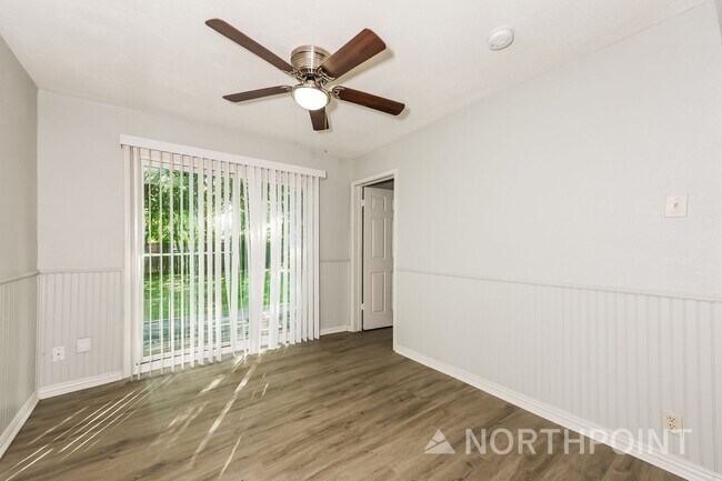 Building Photo - 3 BR/1BA | Newly Renovated Single Family Home |  Front and back yard| In Cleburne!