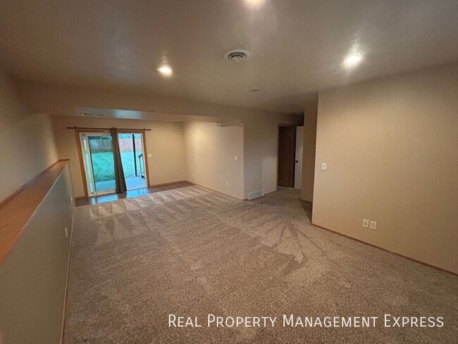 Building Photo - 4 Bedroom 2 Bathroom in SW Sioux Falls
