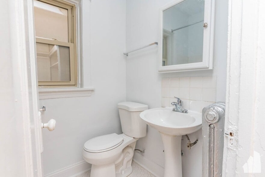 Building Photo - 1421 W Farwell Ave