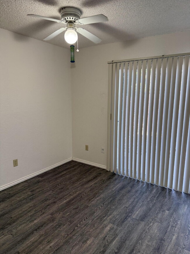 Building Photo - Updated 2 Bed, 2 Bath Unit with Appliances Included
