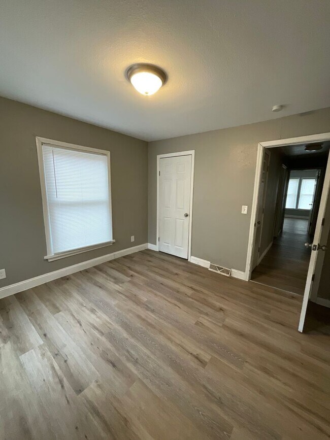 Building Photo - Stunning 3BR/1BA Home - HUGE fenced-in Backyard!