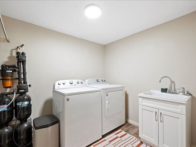 Building Photo - 3603 W Canal Dr