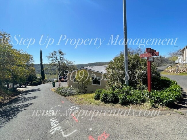 Building Photo - 2 Bedroom 2 Bath Manufactured Home With Wa...