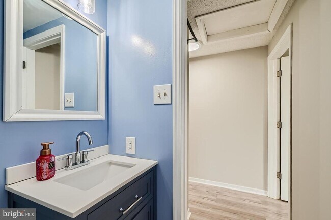 Building Photo - Modern 2-Bedroom Gem with Deck