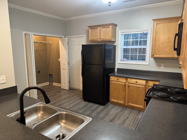 Building Photo - 203 Ashby Dr