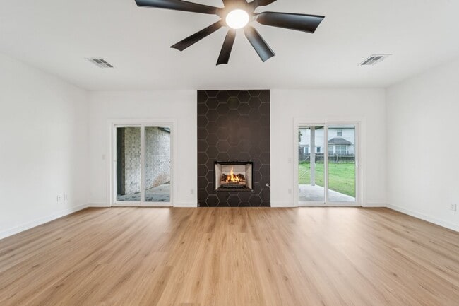 Building Photo - Spacious Home Minutes from Aspen Creek Elementary & Elam Park!