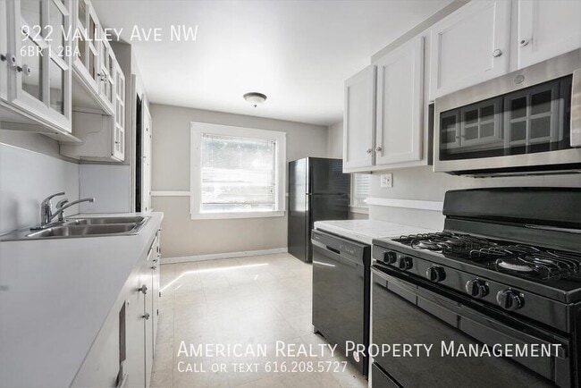 Building Photo - 922 Valley Ave NW