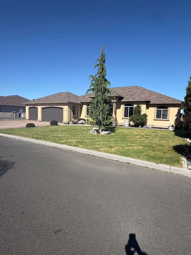 Building Photo - Large Custom Home for Rent in Pelican Point