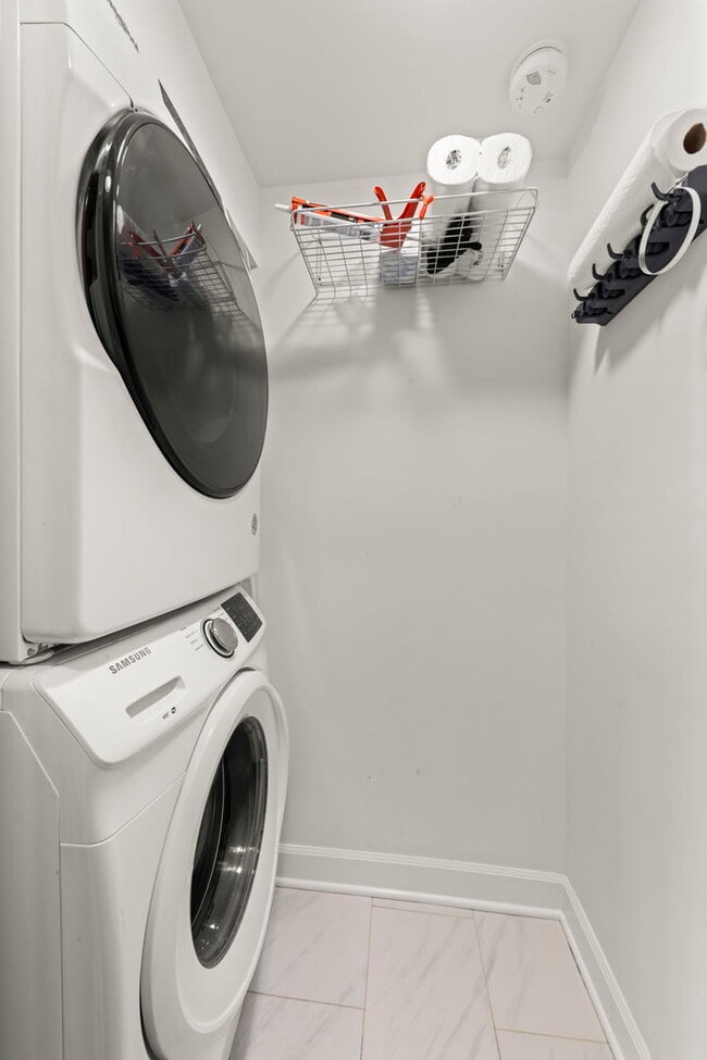 Building Photo - 2852 Scott St