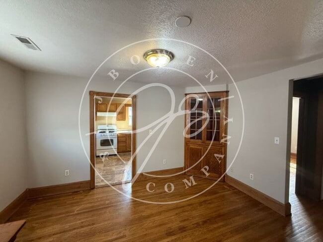 Building Photo - Upper 2-Bed Duplex with Gleaming Hardwood ...