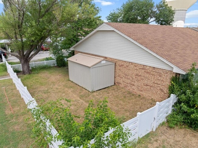Building Photo - 1425 N Stoneridge Manor