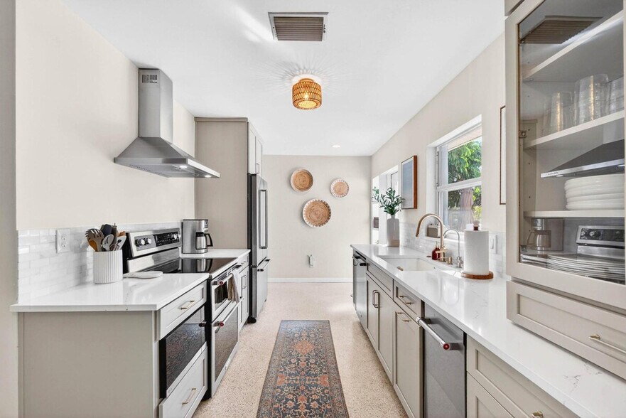 Building Photo - 13833 Dominica Dr