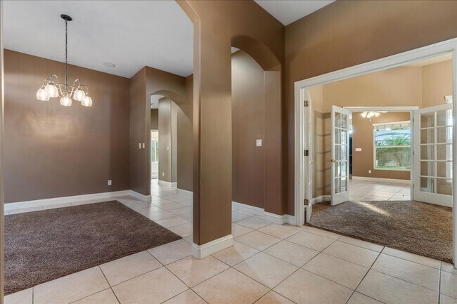 Building Photo - West Bakersfield Custom Home for Rent Available Now!