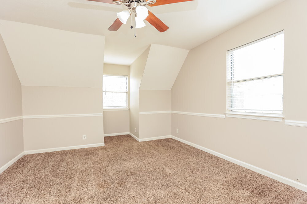 Building Photo - 642 Knollwood Dr