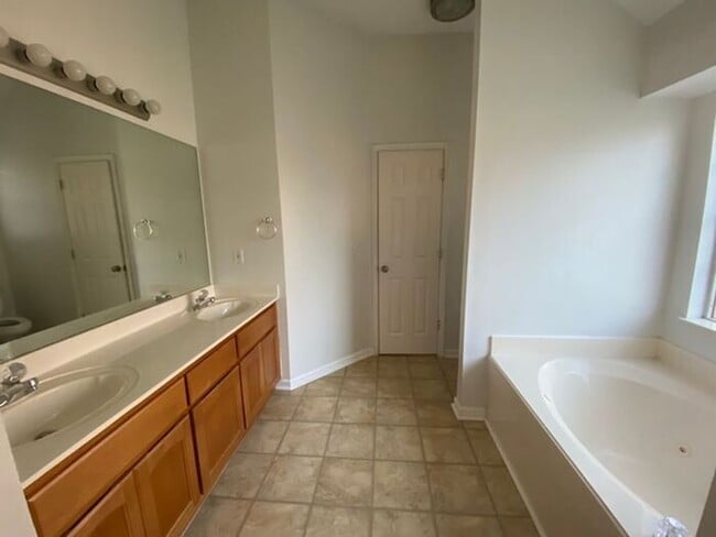 Building Photo - Fenced Yard!