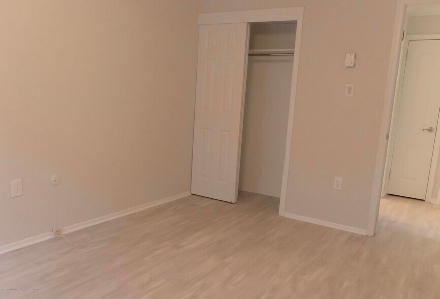 Building Photo - 107 Amberly Dr